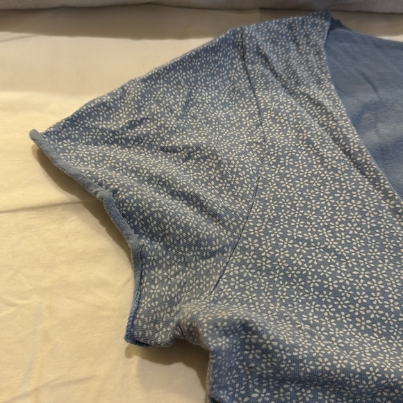 Brandy Melville Blue Flower ruched T - Picture 4 of 6